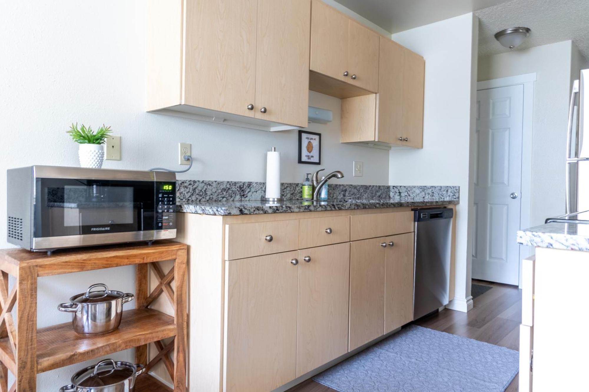 King Bed + Studio! Free Parking, Patio, Wfh Space! سياتل المظهر الخارجي الصورة